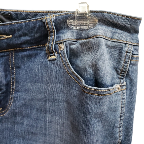 Torrid Jeans Womens Size 16 Mid Rise Tappered Leg Raw Hem Denim - Picture 3 of 10
